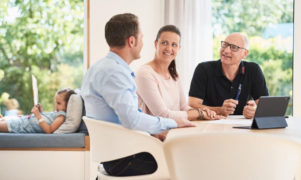 Beratungsszene Musterhaus Life Oberrot von Fertighaus WEISS