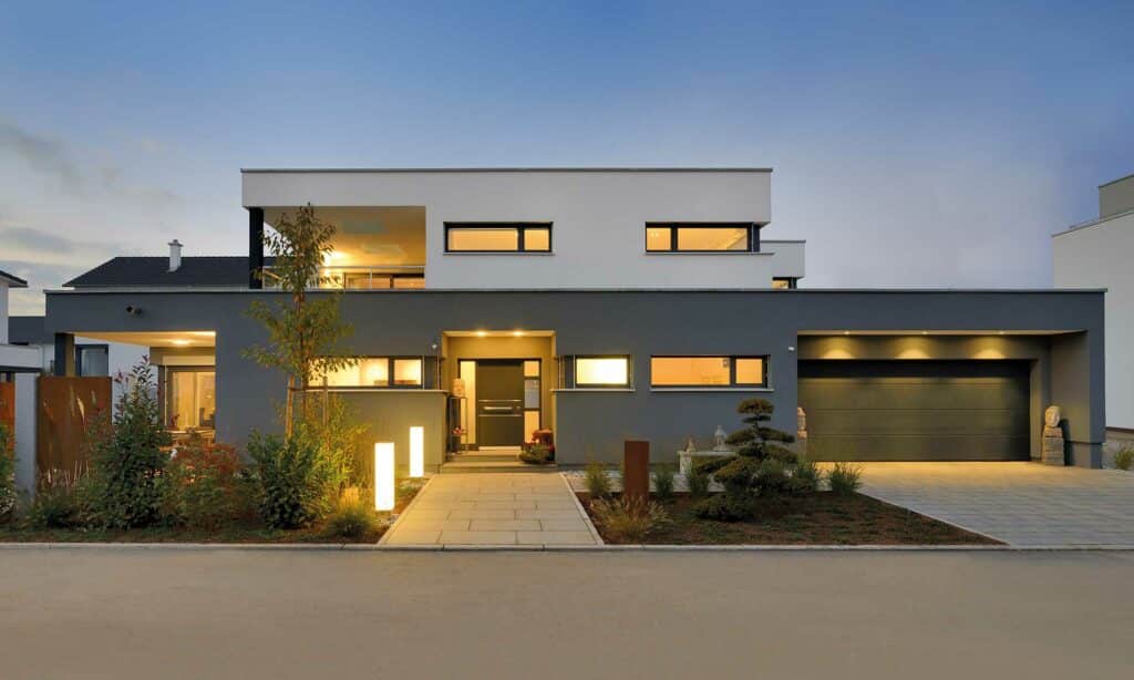 Einfahrt Flachdach Haus Geyer von Fertighaus WEISS