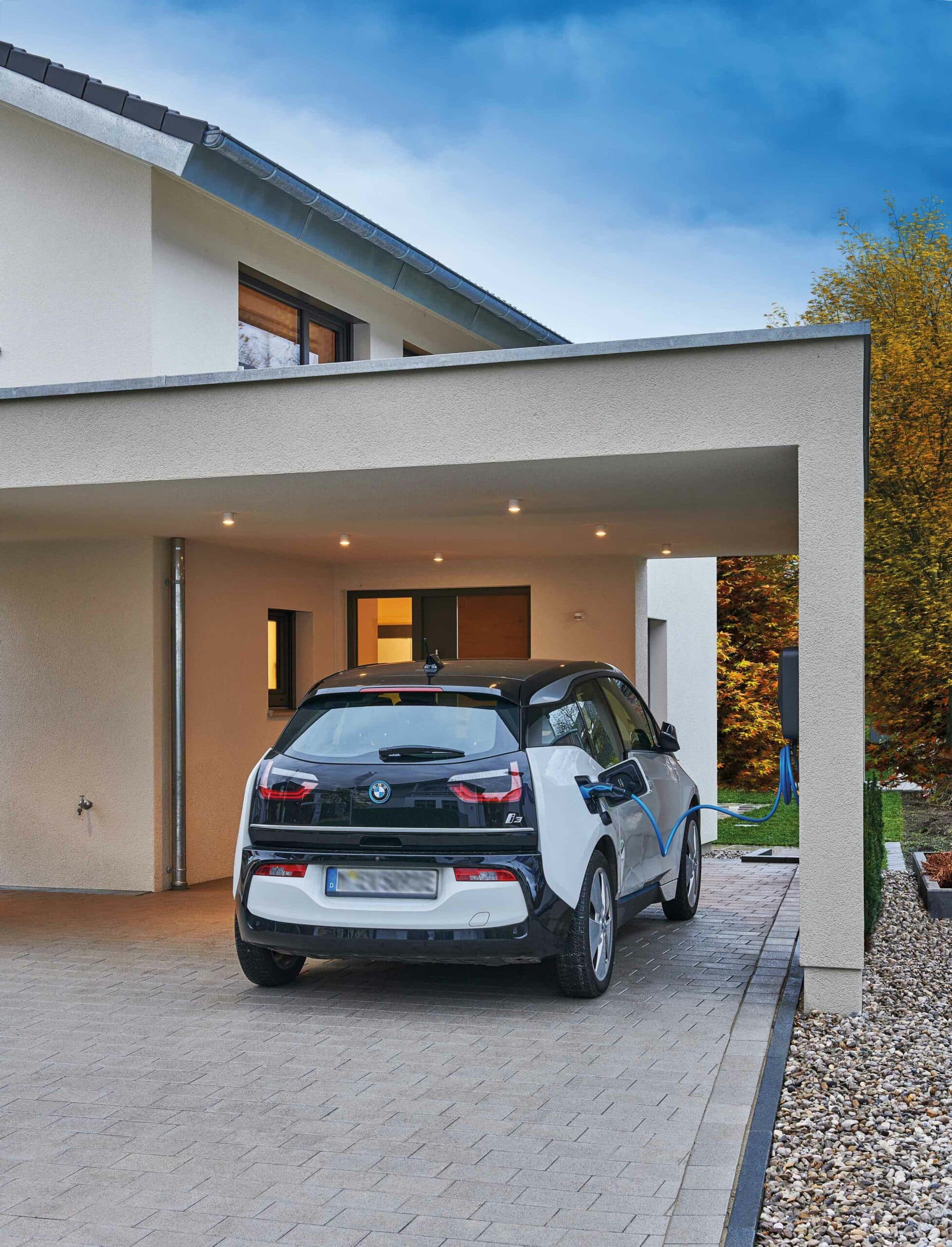 Ladesäule Musterhaus Balance Poing von Fertighaus WEISS