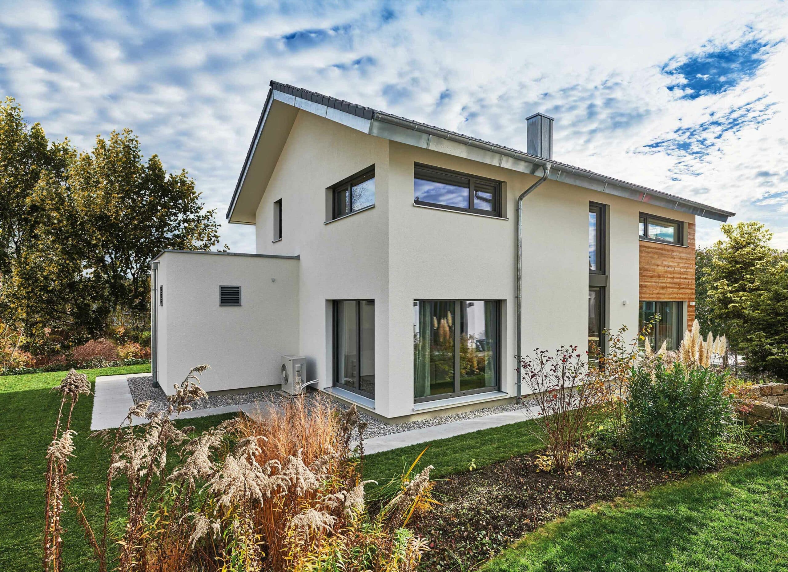 Satteldach Musterhaus Balance Poing von Fertighaus WEISS