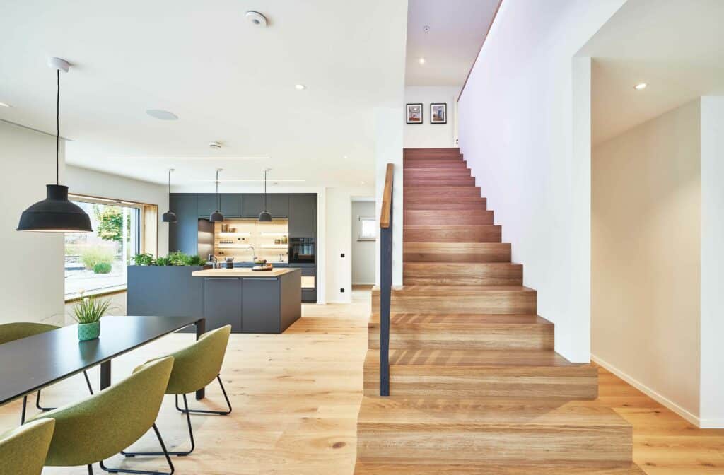 Musterhaus-Relax-Fertighaus-WEISS-Küche-Treppe Küche Musterhaus Relax Fellbach von Fertighaus WEISS