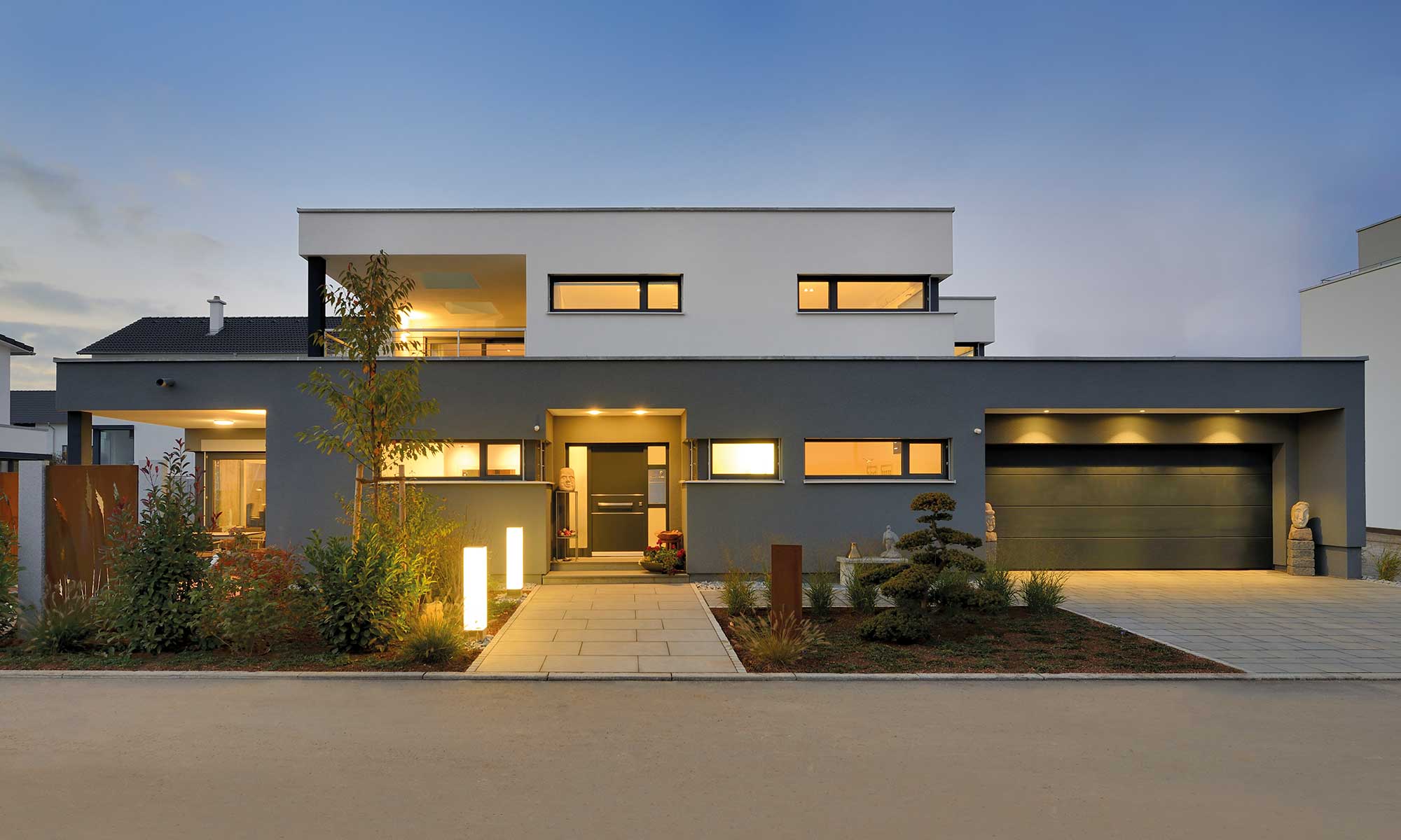 Einfahrt Flachdach Haus Geyer von Fertighaus WEISS