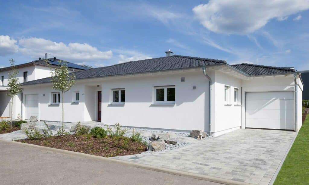 Einfahrt und Frontansicht Haus Kroll von Fertigahaus WEISS