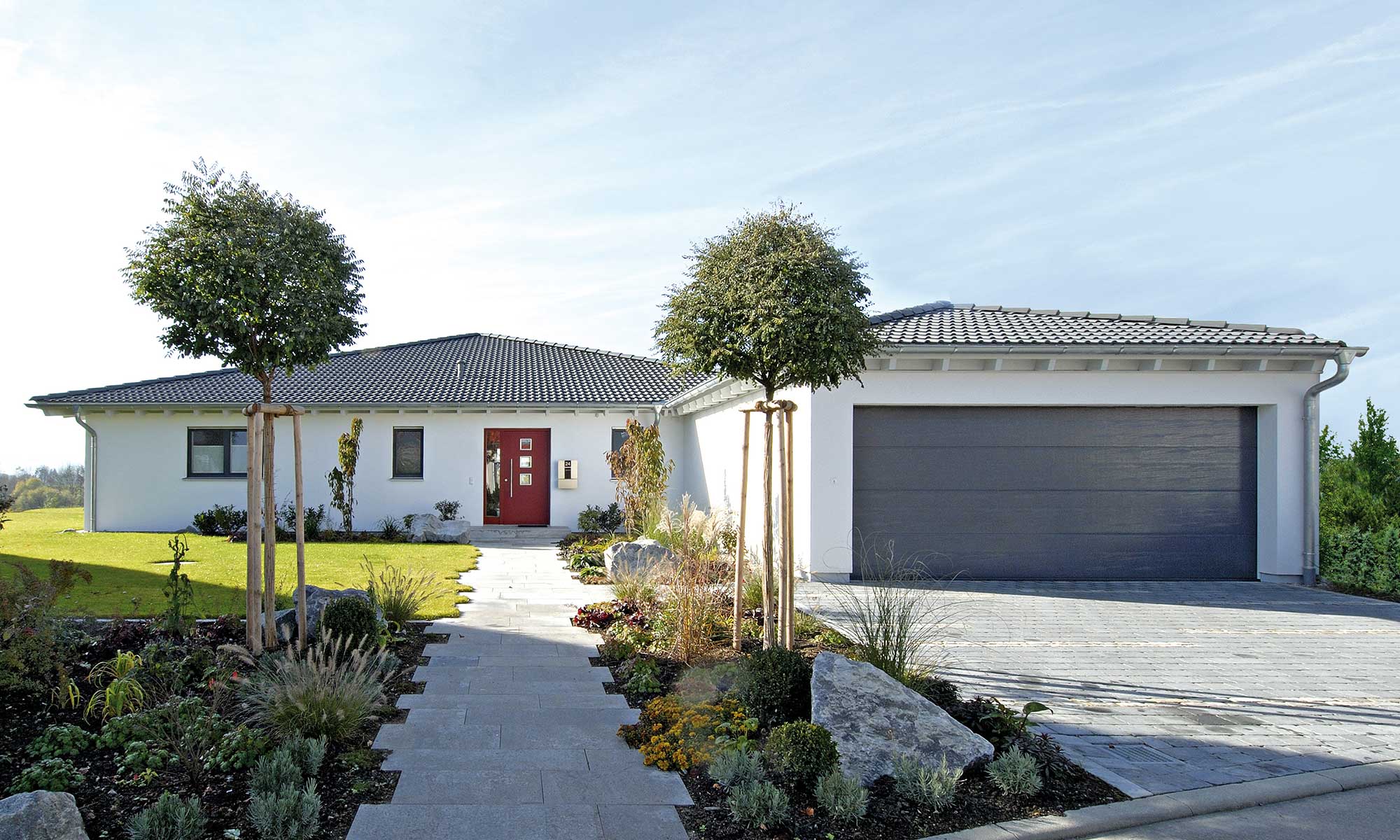 Einfahrt und Hauszugang Haus Stift von Fertighaus WEISS