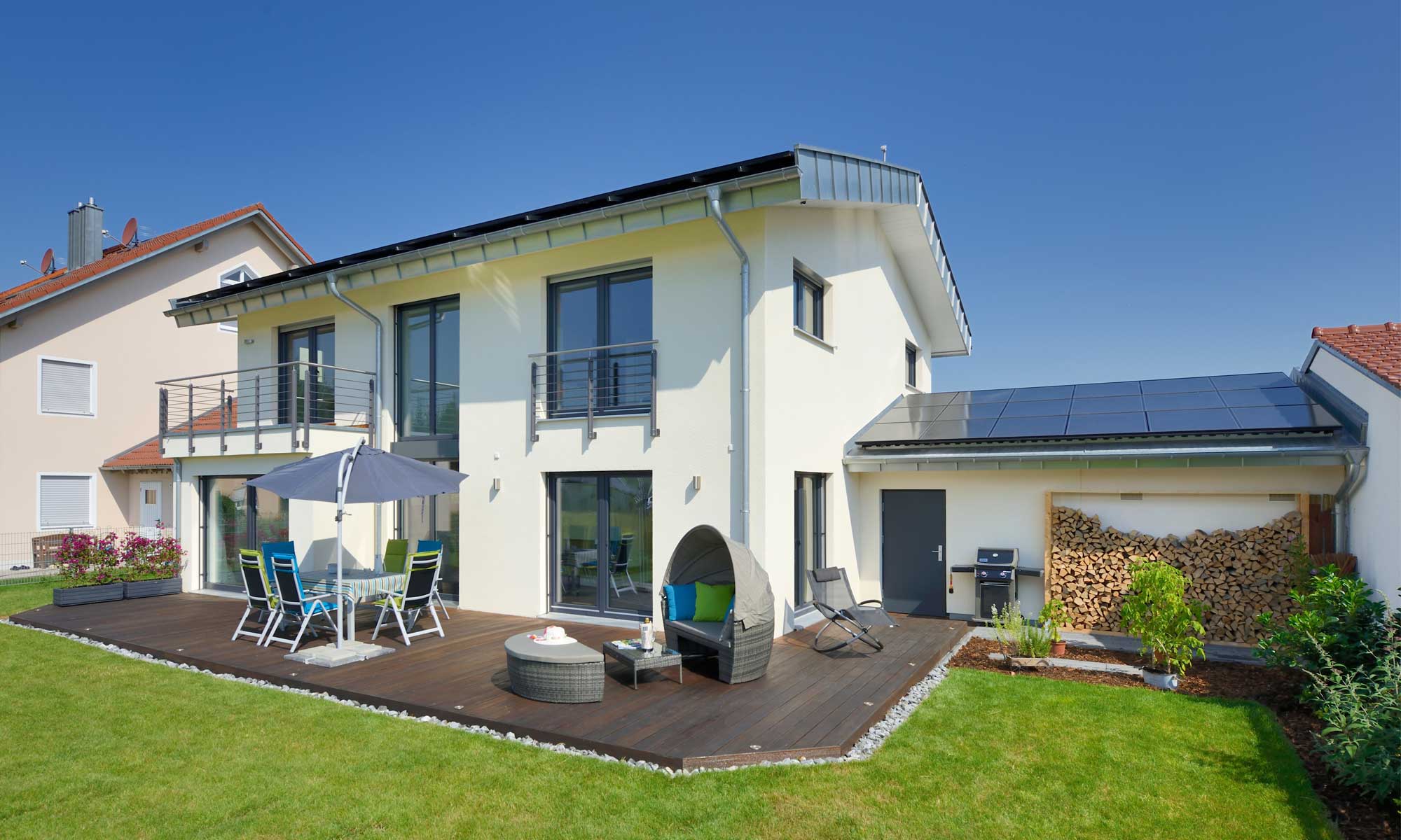 Terrasse und Garten Haus Gaukler von Fertighaus WEISS