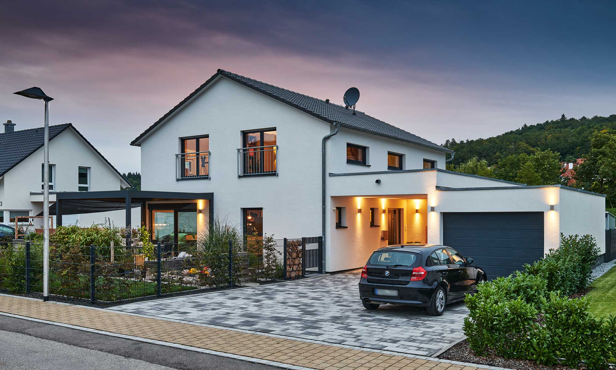 Einfahrt Haus Gross von Fertighaus WEISS