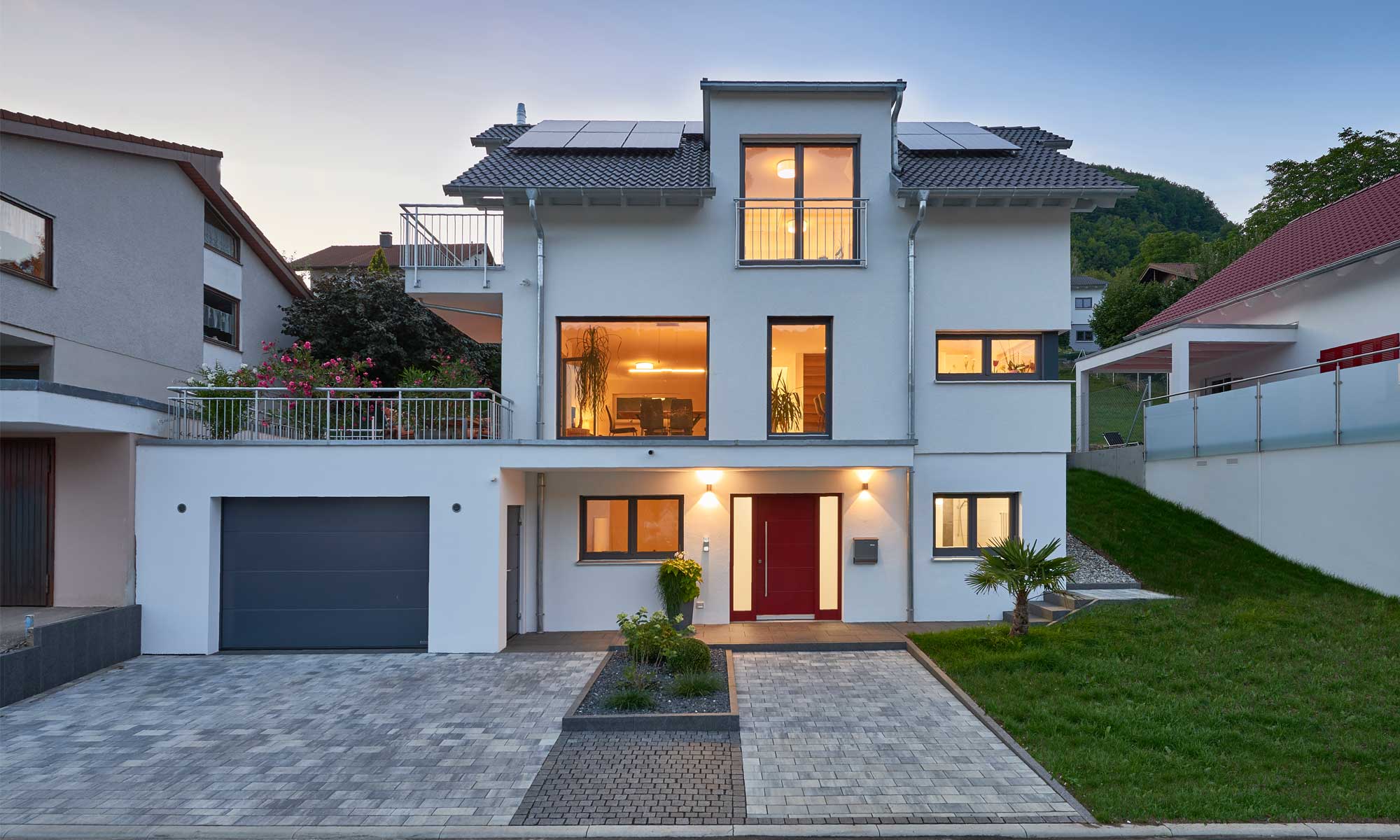 Einfahrt und Hauseingang Haus Hagenmayer von Fertighaus WEISS