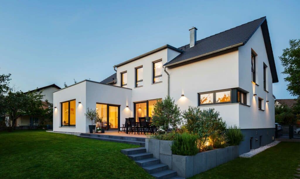 Garten und Terrasse Satteldach Haus John von Fertighaus WEISS