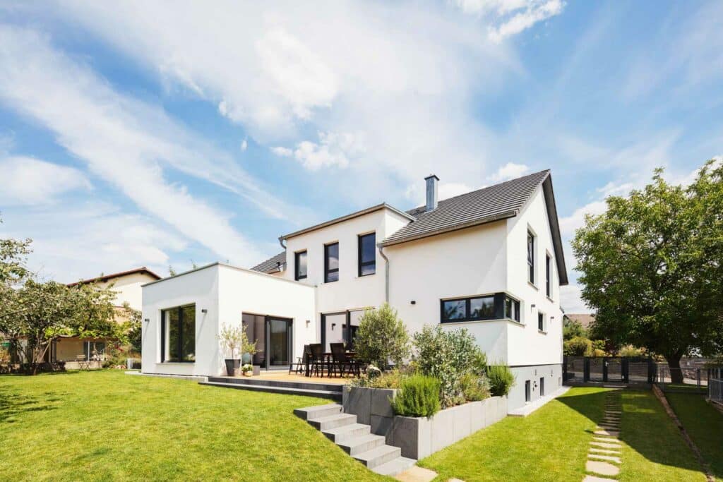 Gartenansicht Haus John von Fertighaus WEISS