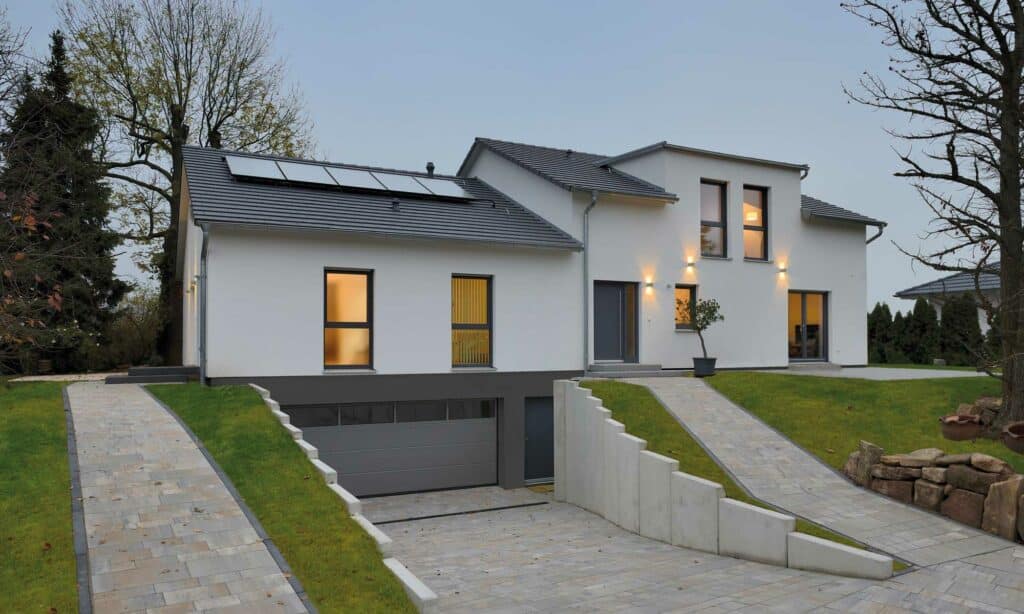 Einfahrt und Hauseingang Haus Kienzle von Fertighaus WEISS