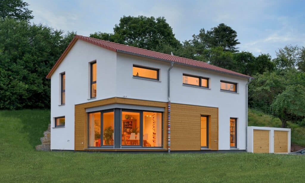 Außenansicht Satteldach Haus Krug von Fertighaus WEISS