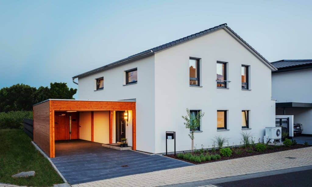 Einfahrt Haus Rheinbogen von Fertighaus WEISS