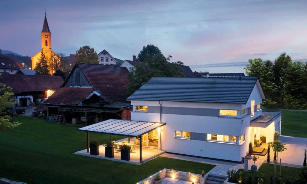 Außenansicht Satteldach Haus Wiegele von Fertighaus WEISS