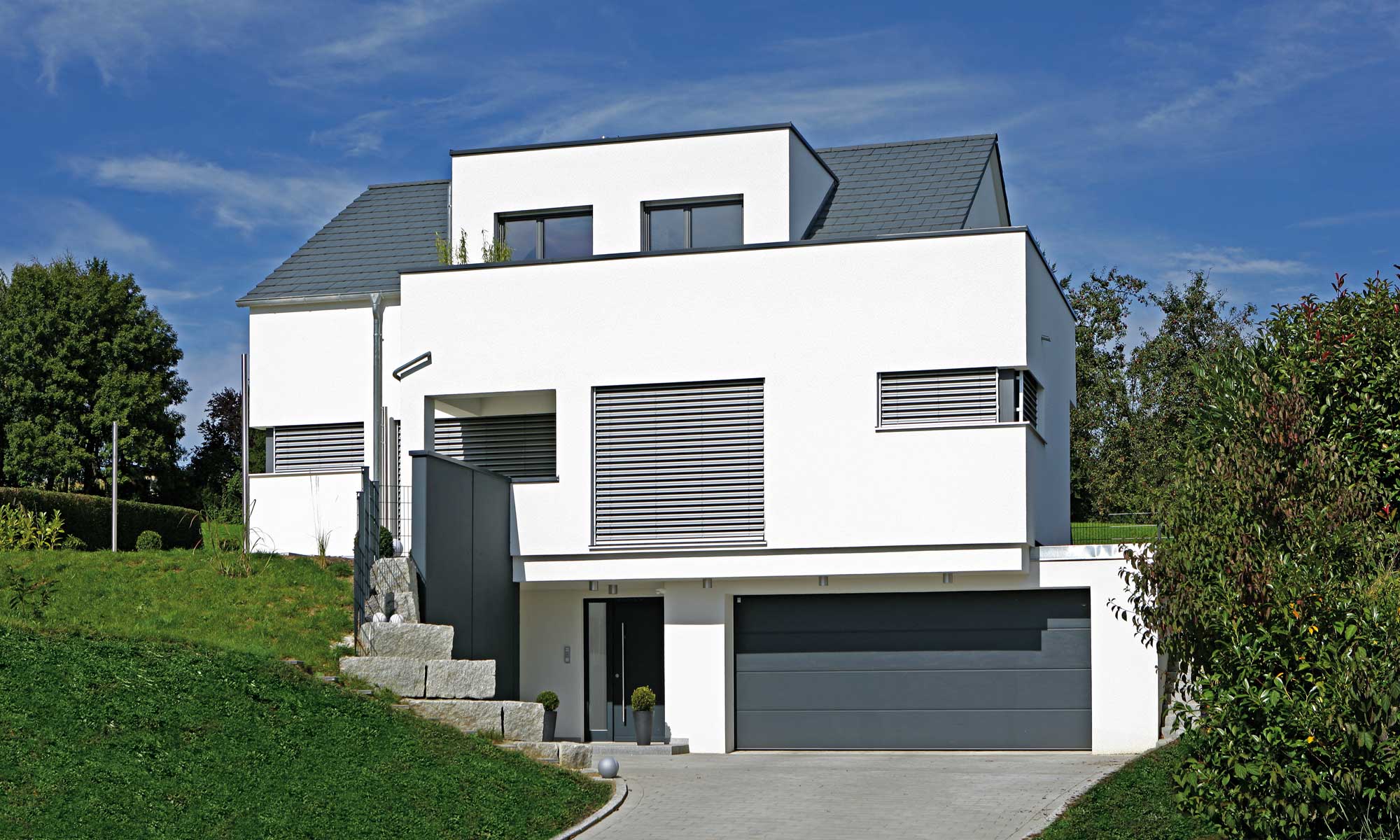 Einfahrt Haus Ziegler von Fertighaus WEISS