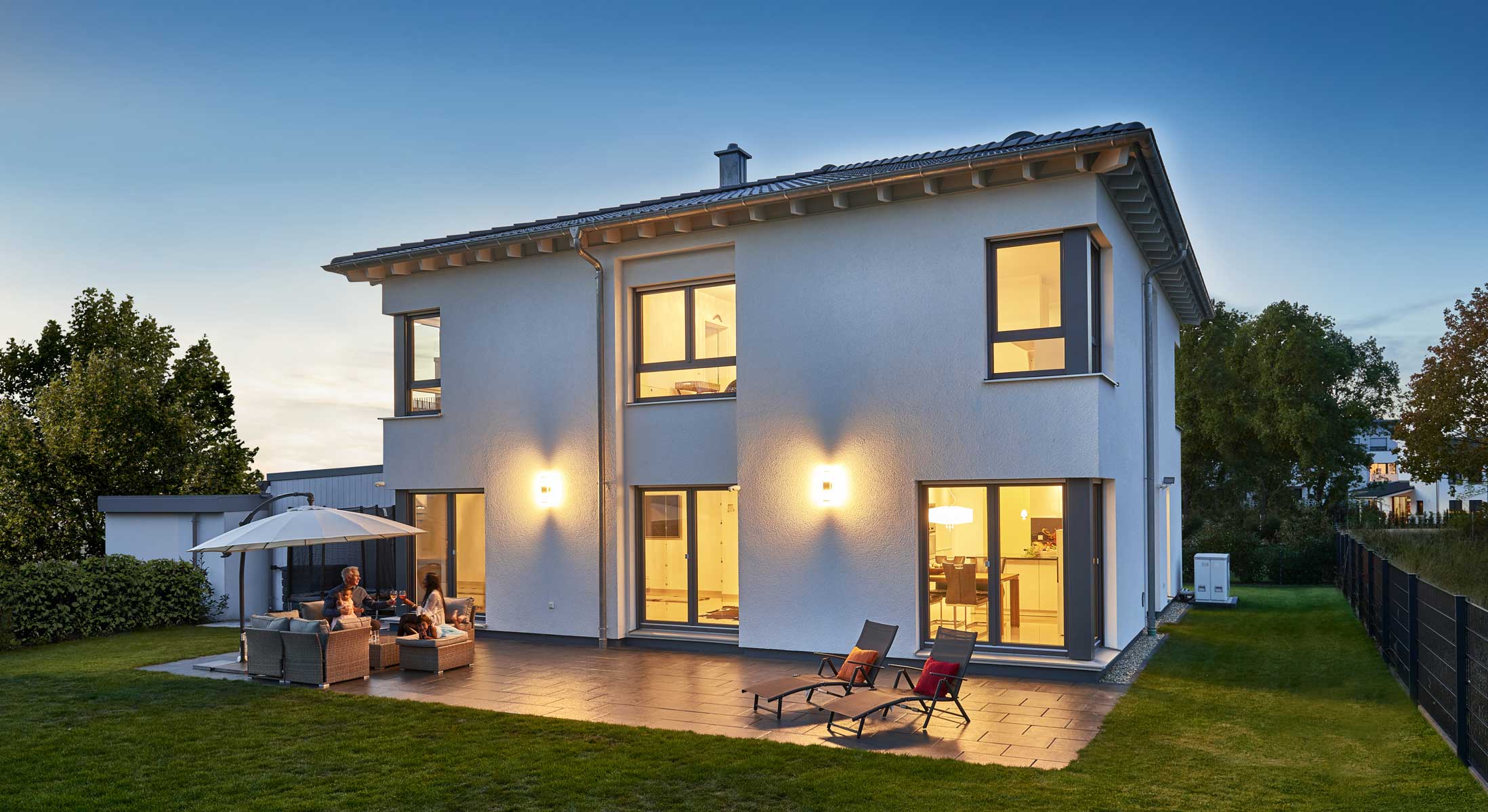 Dämmerungaufnahme im Haus Haberer von Fertighaus WEISS