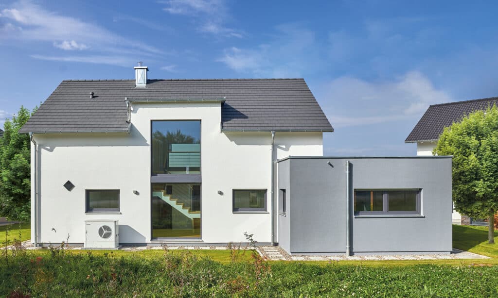 Musterhaus-Günzburg-Fertighaus-WEISS-Luft-Wasser-Wärmepumpe