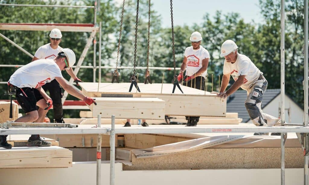 Baustelle Hausaufbau Fertighaus WEISS