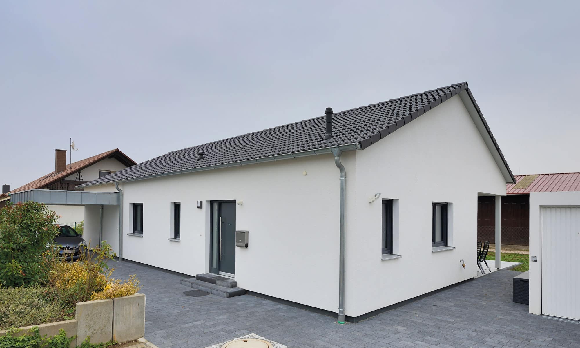 Außenansicht und Einfahrt Bungalow Pauli von Fertighaus WEISS