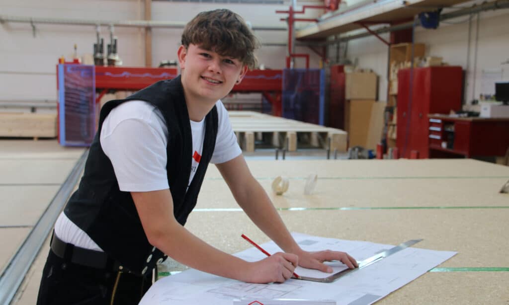 Auszubildener Zimmerer von Fertighaus WEISS