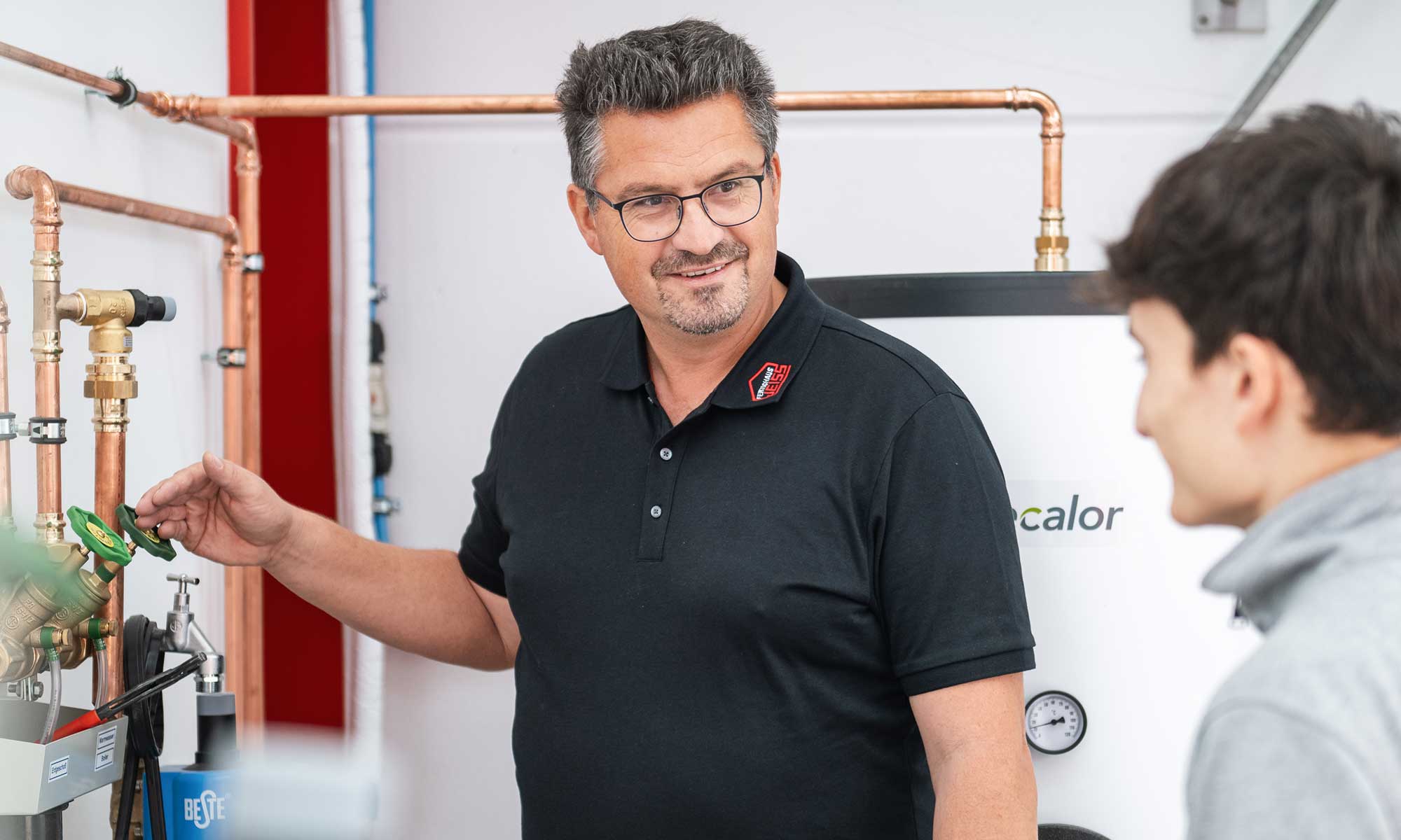 Bild Azubi Anlagenmechaniker Fertighaus Weiss