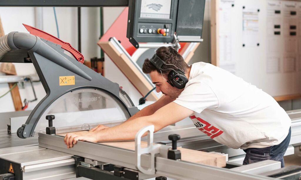 Bild Azubi Schreinerei Fertighaus Weiss