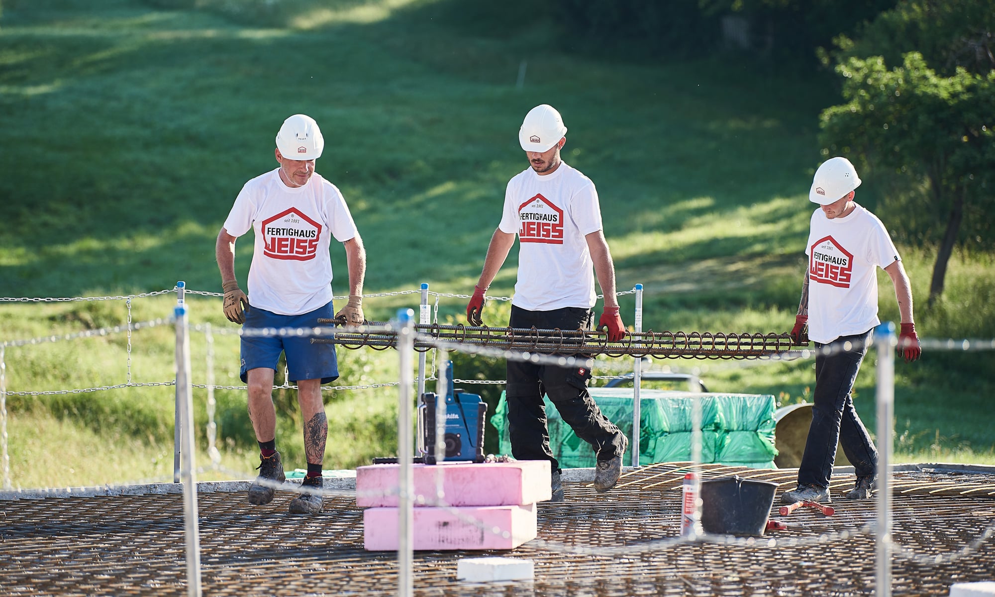 Mitarbeiter Kellerbau bei Fertighaus WEISS