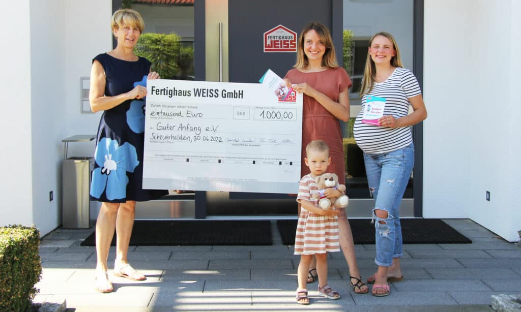 Scheckübergabe an die Hebammen von Fertighaus WEISS