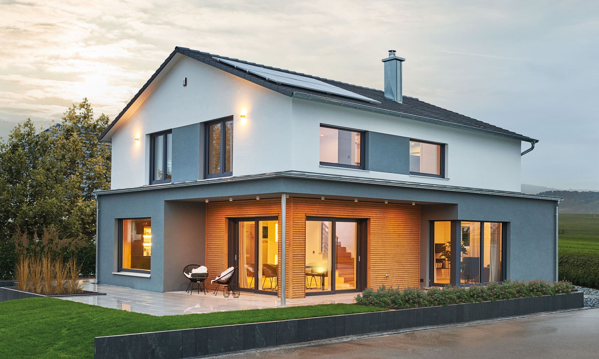 Fertighaus-WEISS-Musterhaus-Relax-Gartenaufnahme