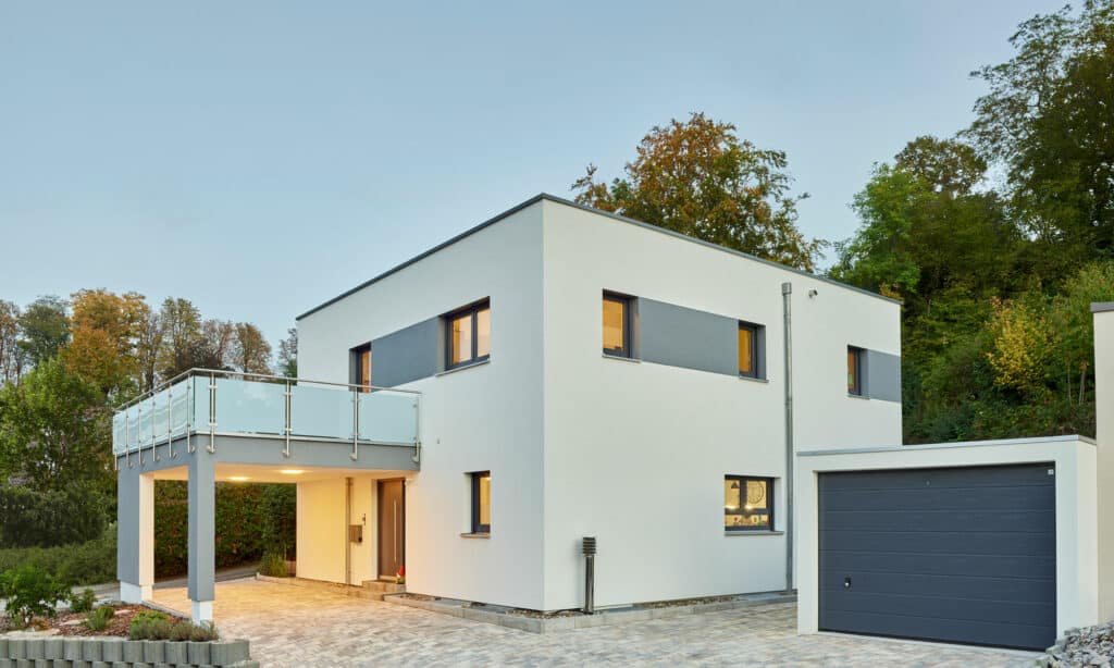 Einfahrt von Haus Schleiderl von Fertighaus WEISS