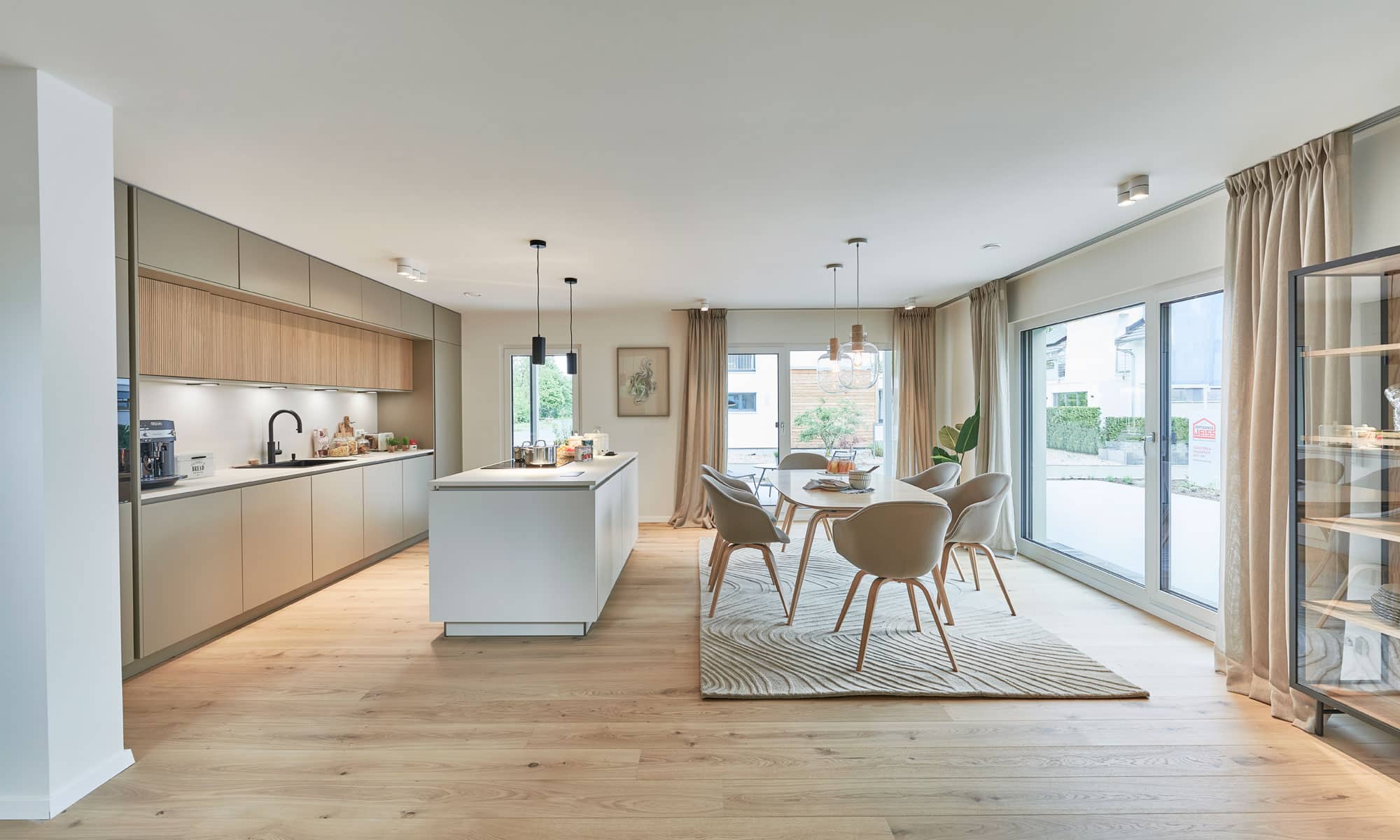 Essbereich und Küche im Musterhaus Urban Life in Mannheim