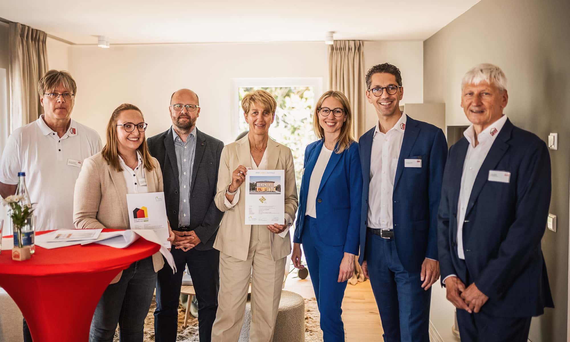 Übergabe der QNG/BNK-Nachhaltigkeits-Zertifizierung im Musterhaus UrbanLife