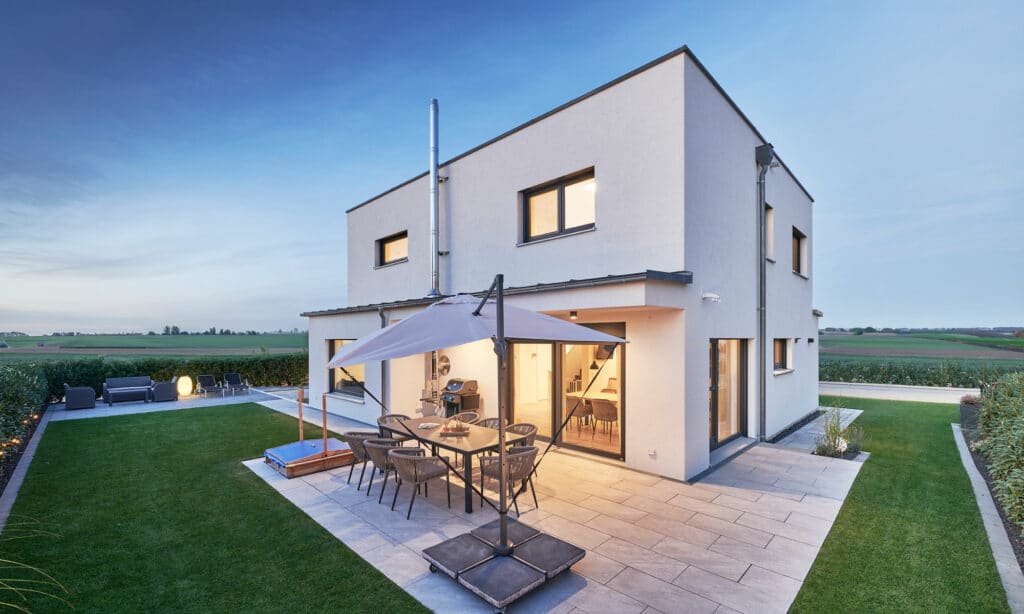 Garten von Haus Schaffitzel von Fertighaus WEISS