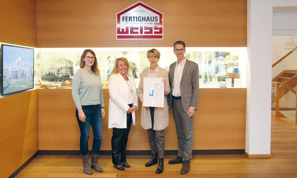 Fertighaus WEISS erhält CrefoZert