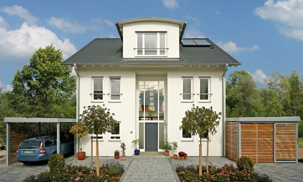 Einfahrt Haus Neumann von Fertighaus WEISS