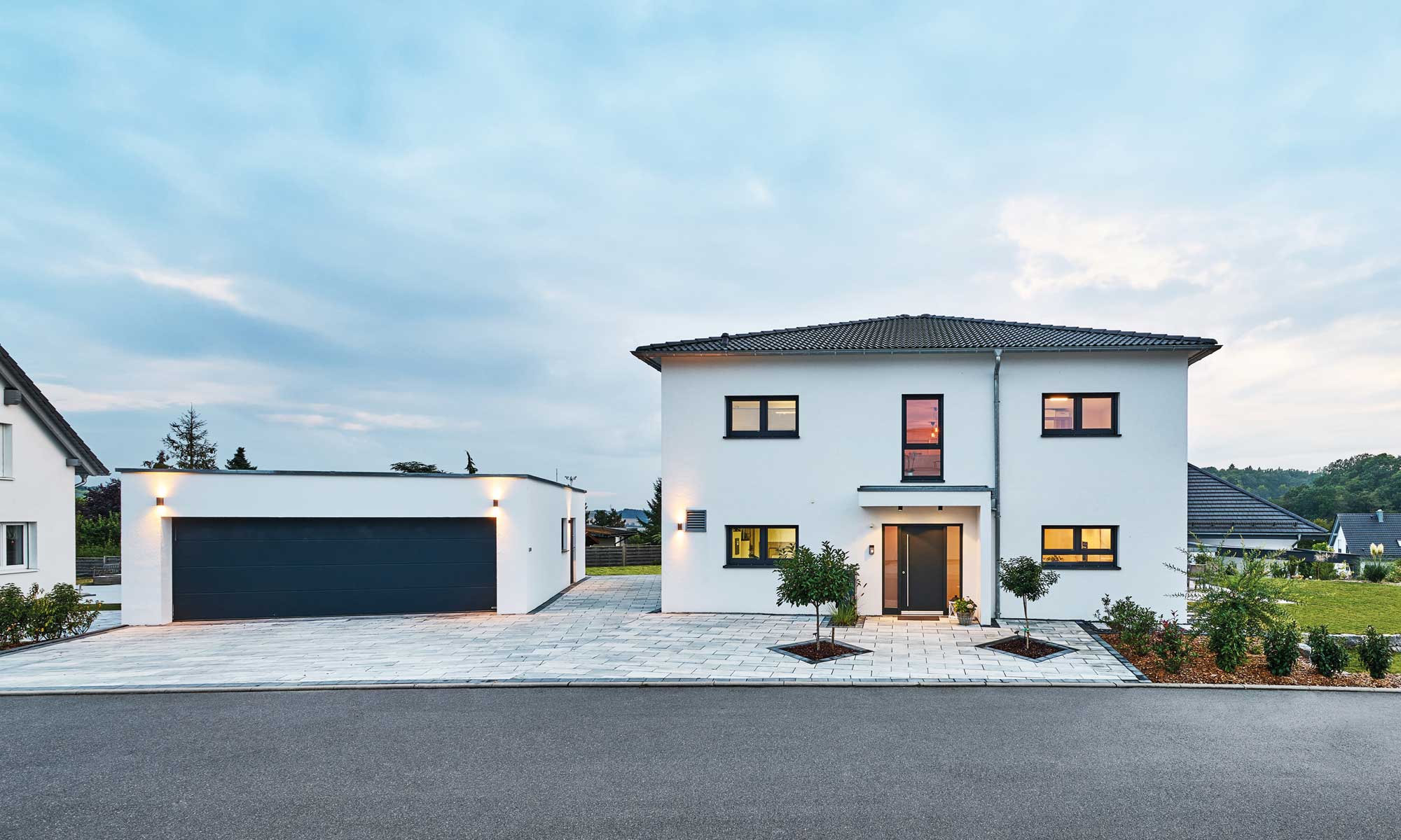 Fertighaus-WEISS-Haus-Jaufmann-Einfahrt Haus Jaufmann von Fertighaus WEISS